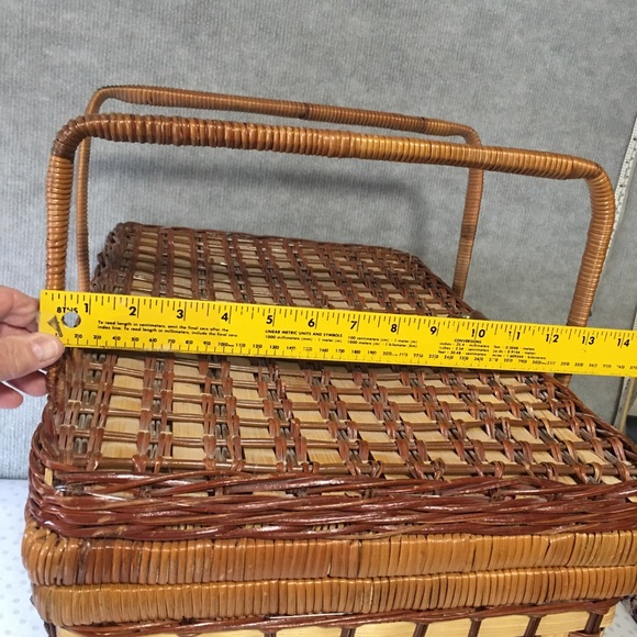 VINTAGE Old School Picnic Basket With Dishes & blue handle silverware EUC - Picture 8 of 10